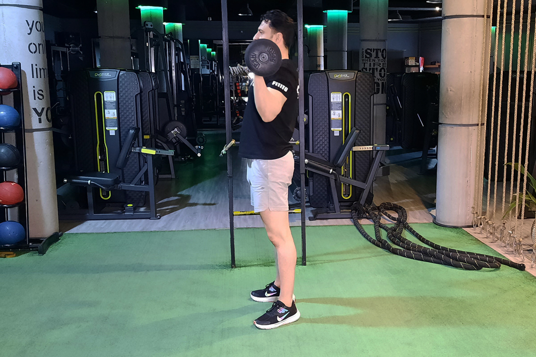 پرس سرشانه هالتر ایستاده