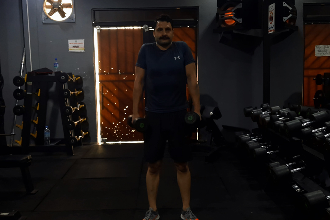سرشانه شراگ دمبل ایستاده